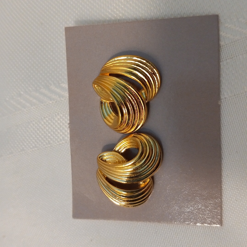 Retro Gold Tone Earrings